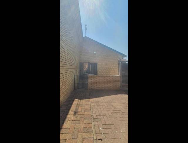 3 BEDROOM PROPERTY TO RENT IN LENNOXTON